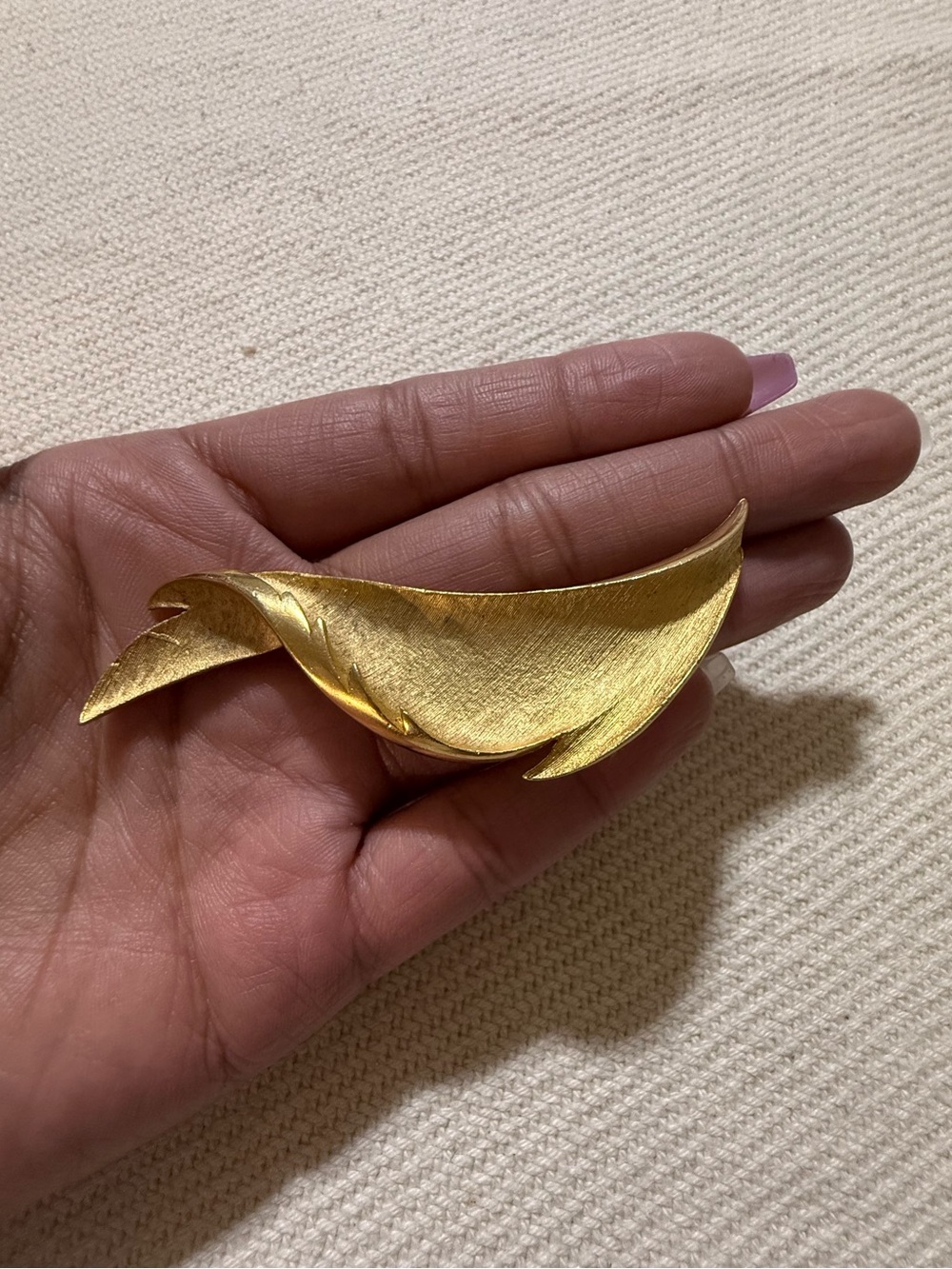 Vintage modern brushed gold-tone ribbon swoop brooch